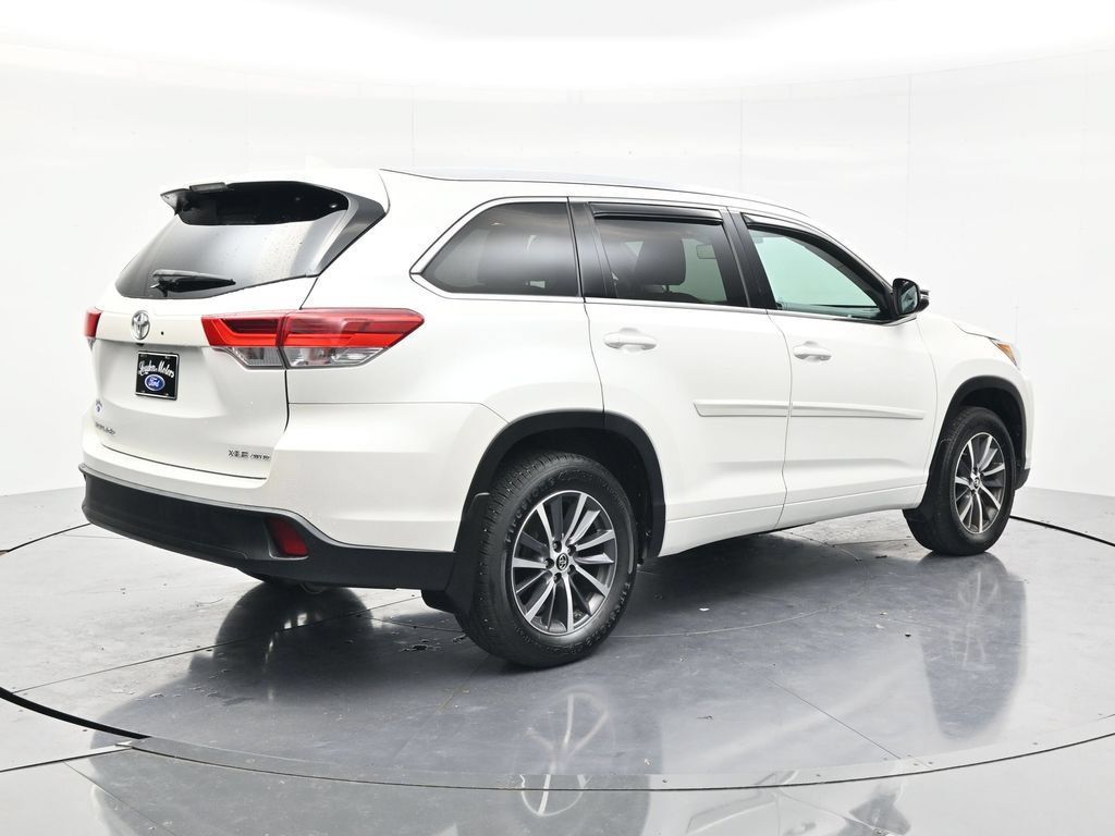 Used 2017 Toyota Highlander XLE AWD/4WD image 5