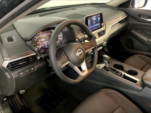 Used 2025 Nissan Altima 2.5 SV FWD image 14