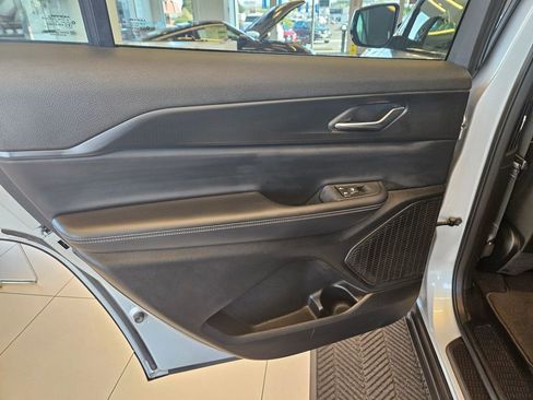 Used 2024 Jeep Grand Cherokee L Laredo image 25