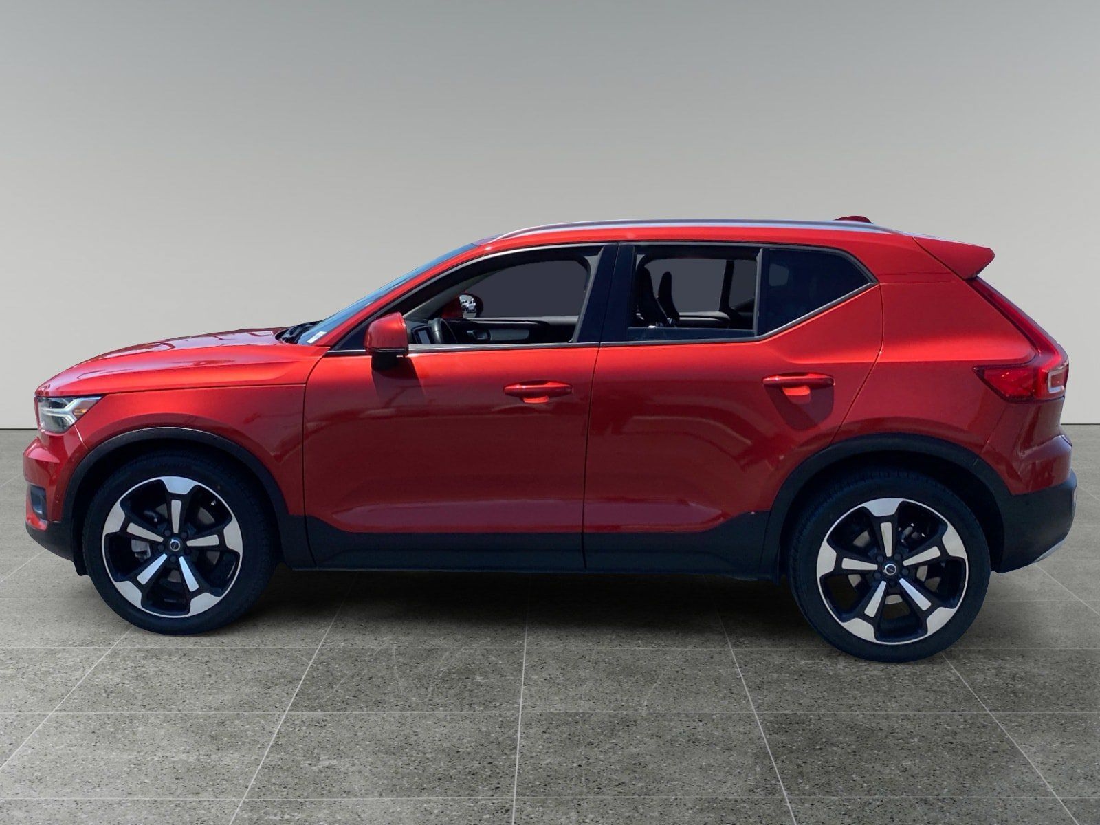 Used 2019 Volvo XC40 T4 Momentum FWD image 2