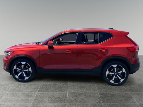 Used 2019 Volvo XC40 T4 Momentum FWD image 2