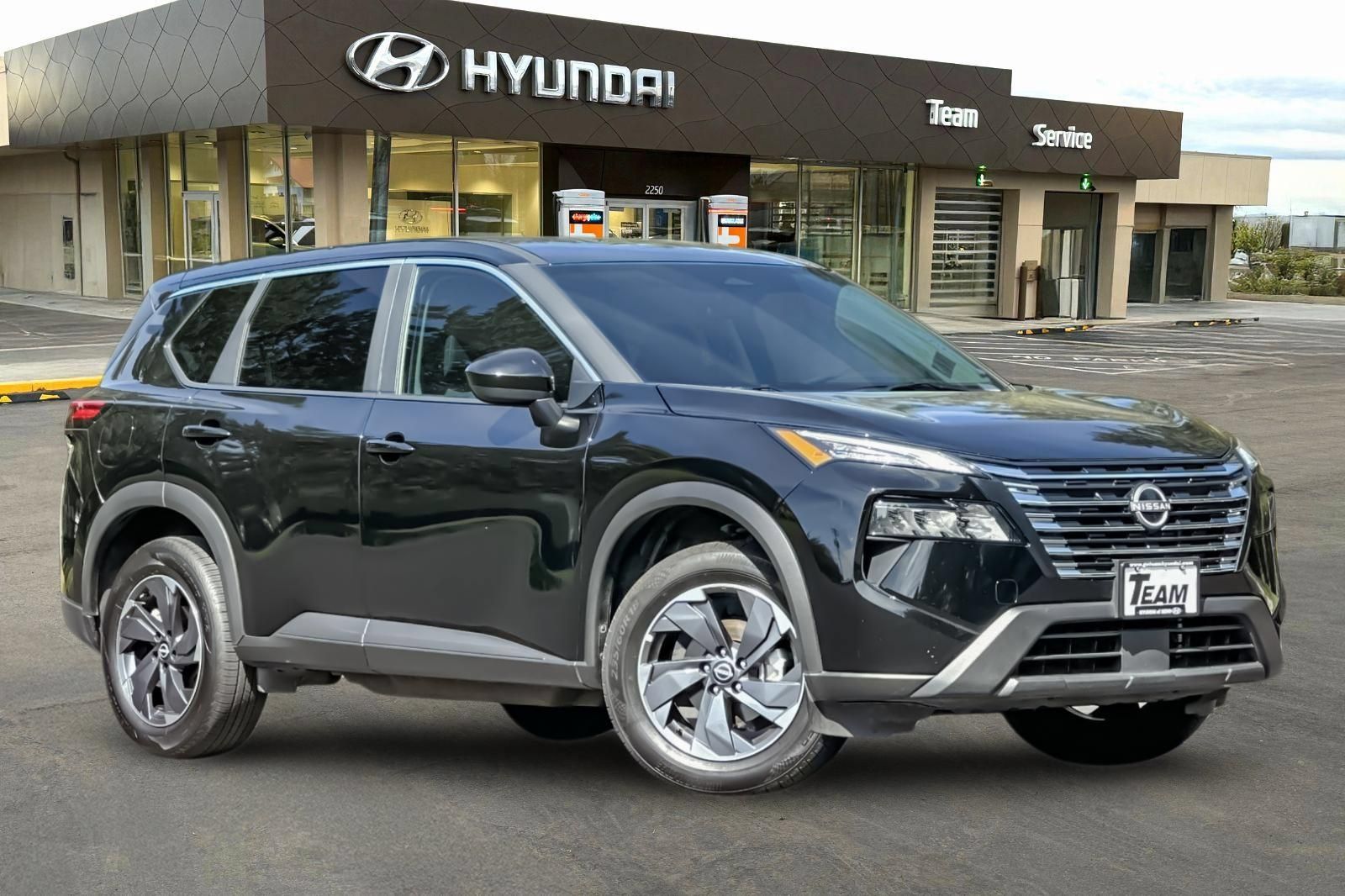 Used 2025 Nissan Rogue SV FWD image 2