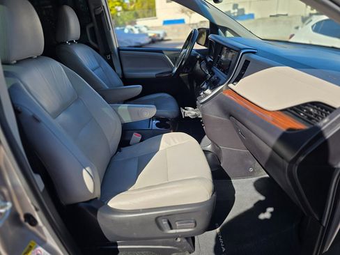 Used 2017 Toyota Sienna Limited Premium image 16