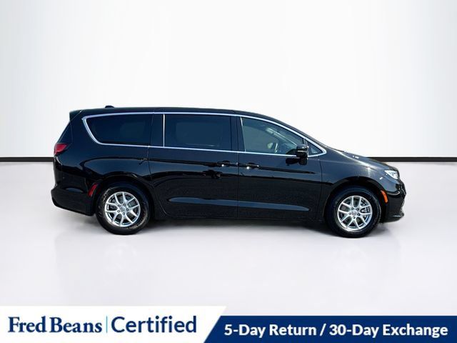 Used 2025 Chrysler Pacifica Select FWD image 11