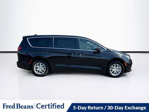 Used 2025 Chrysler Pacifica Select FWD image 11