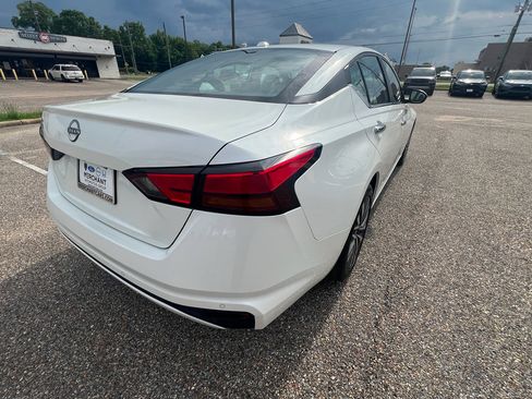 Used 2025 Nissan Altima 2.5 SV FWD image 9