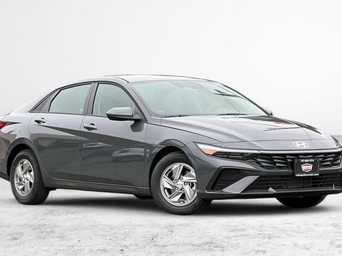 New 2026 Hyundai Elantra SE FWD image 2