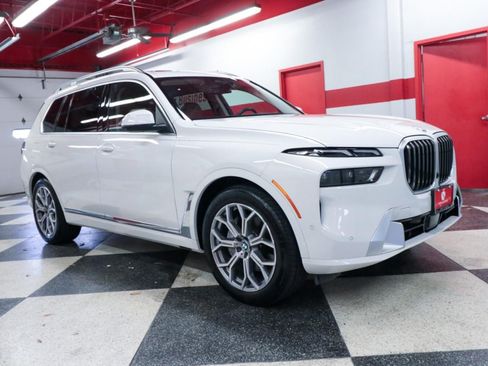 Used 2024 BMW X7 xDrive40i w/ Premium Package AWD/4WD image 2