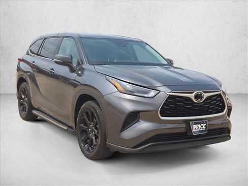 Used 2022 Toyota Highlander L FWD image 3