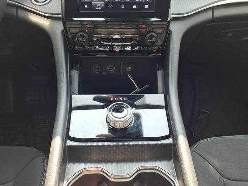 Used 2024 Jeep Grand Cherokee Laredo RWD image 11