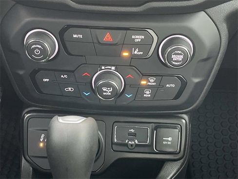 Used 2023 Jeep Renegade Latitude image 15