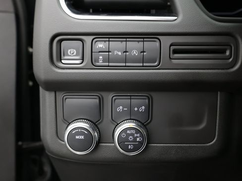 Used 2024 GMC Yukon XL SLE w/ Gmc Pro Safety Plus Package RWD image 17