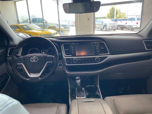 Used 2017 Toyota Highlander XLE image 22