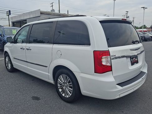 Used 2016 Chrysler Town & Country Touring-L FWD image 7