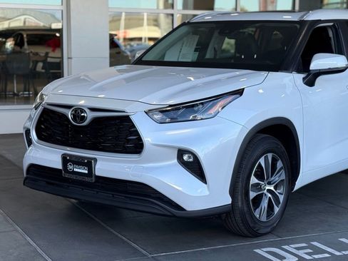 Certified 2023 Toyota Highlander XLE image 3