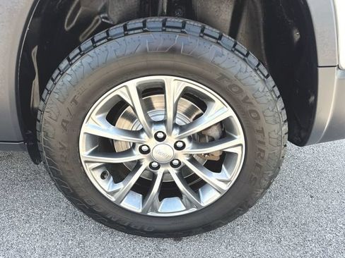 Used 2020 Jeep Cherokee Latitude Plus w/ Cold Weather Group AWD/4WD image 33