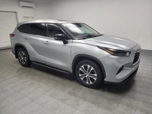 Used 2022 Toyota Highlander XLE image 11