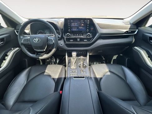 Used 2021 Toyota Highlander XLE AWD/4WD image 12