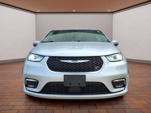 Used 2023 Chrysler Pacifica Touring-L FWD image 2