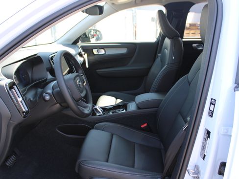 Used 2026 Volvo XC40 B5 Plus w/ Protection Package Premier AWD/4WD image 9