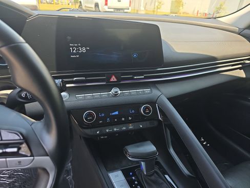 Used 2022 Hyundai Elantra Limited FWD image 19