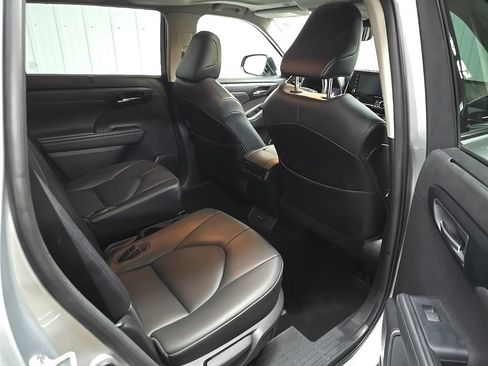 Used 2020 Toyota Highlander XLE AWD/4WD image 20