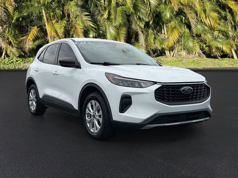 Used 2023 Ford Escape Active w/ Tech Pack #1 AWD/4WD image 2
