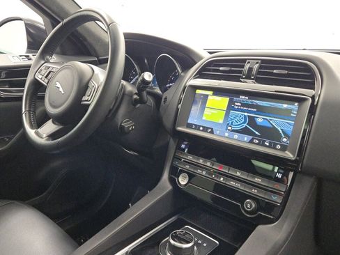 Used 2019 Jaguar F-PACE Premium image 9