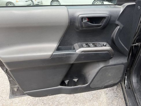 Used 2018 Toyota Tacoma SR5 AWD/4WD image 14