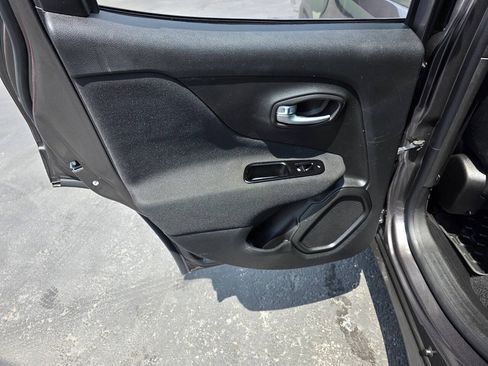 Used 2020 Jeep Renegade Latitude FWD image 23
