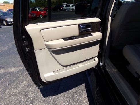 Used 2016 Lincoln Navigator L Select RWD image 21
