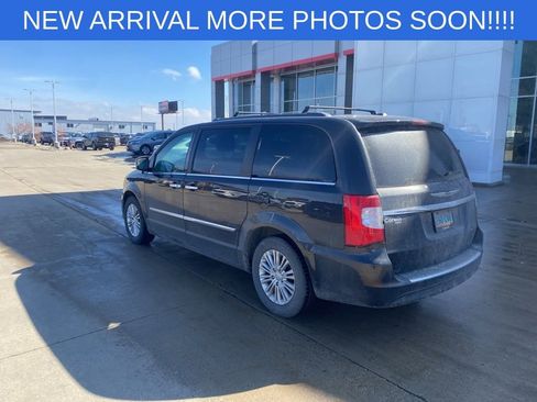 Used 2015 Chrysler Town & Country Touring-L w/ Driver Convenience Group FWD image 6