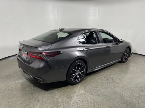 Used 2021 Toyota Camry SE FWD image 3