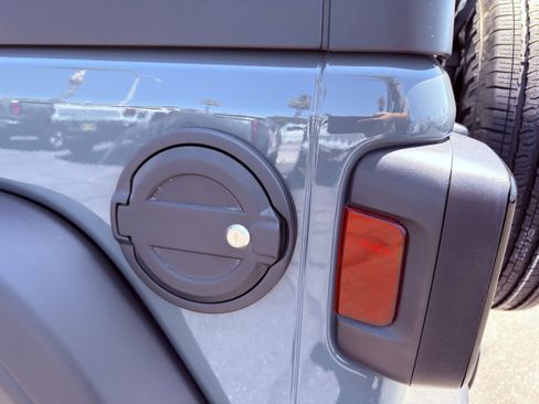Used 2025 Jeep Wrangler Sport AWD/4WD image 33