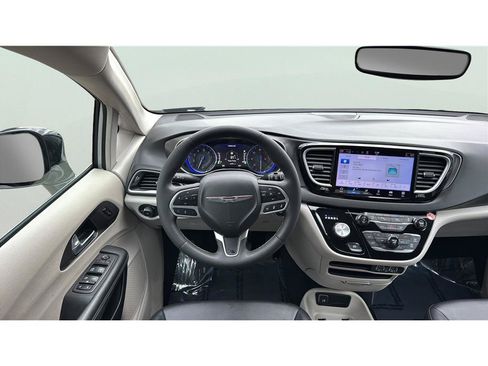 Used 2024 Chrysler Pacifica Touring-L FWD image 24