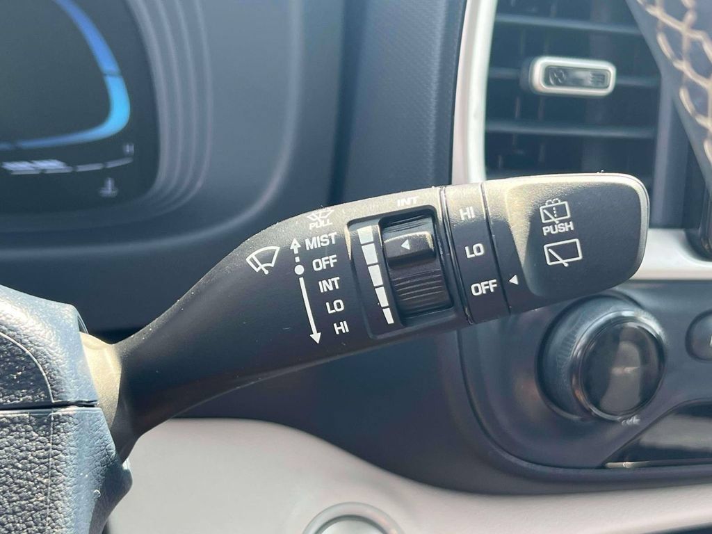 Used 2023 Hyundai Venue Limited FWD image 24