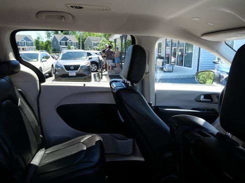 Used 2022 Chrysler Pacifica Touring-L w/ Uconnect Theater Family Group AWD/4WD image 24