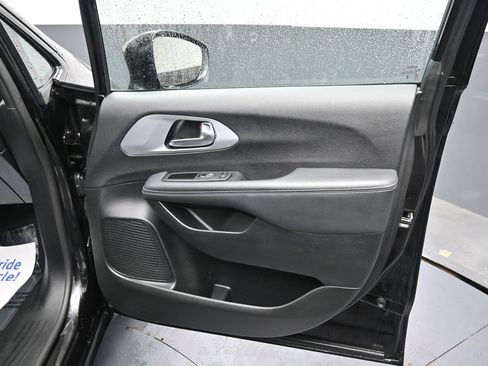 Used 2025 Chrysler Pacifica Limited FWD image 19