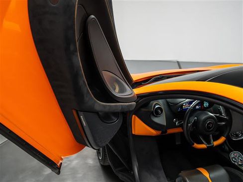 Used 2017 McLaren 570S image 25