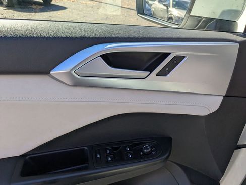 Used 2025 Volkswagen Taos SE image 13