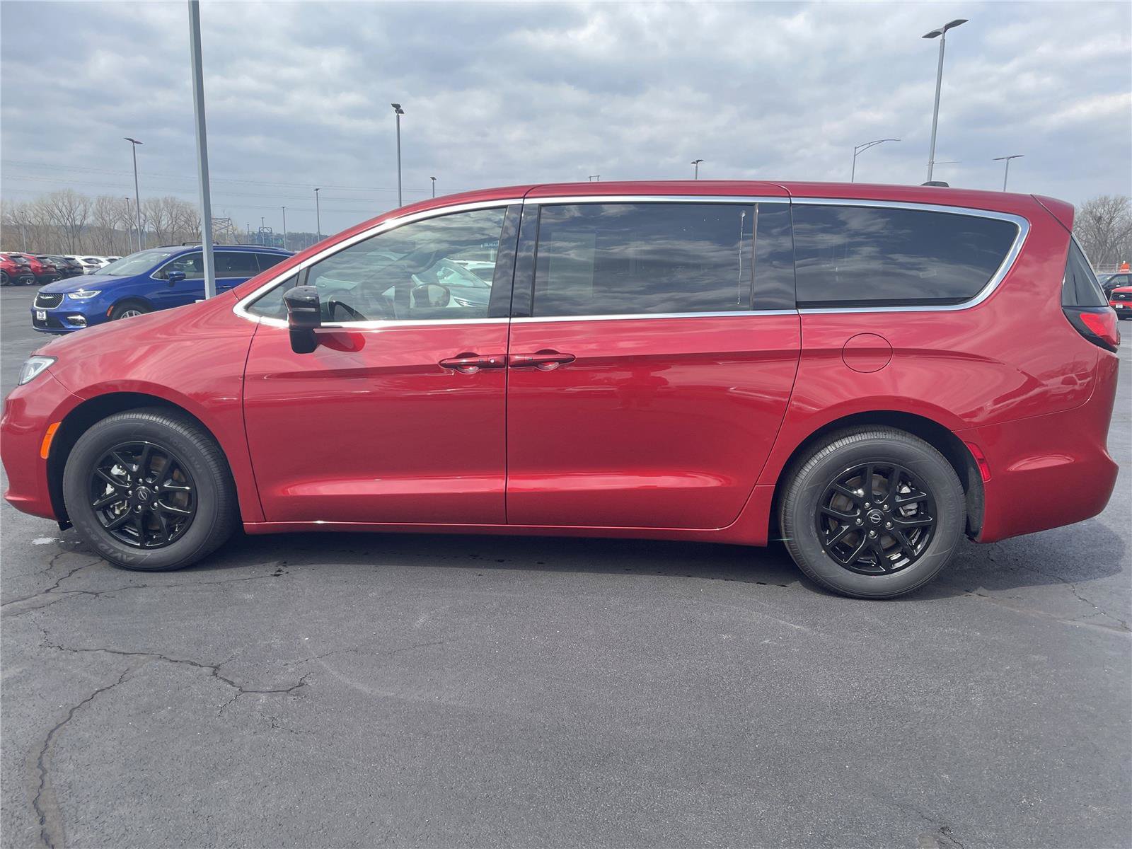 Used 2025 Chrysler Pacifica Select FWD image 2