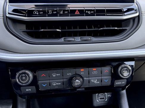Used 2025 Jeep Compass Limited AWD/4WD image 21