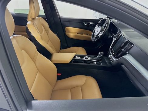 Used 2020 Volvo XC60 T5 Momentum image 25