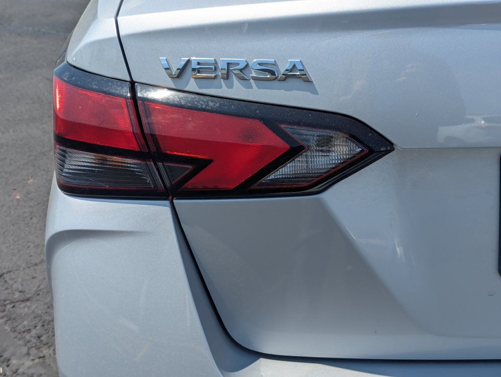 Used 2025 Nissan Versa SV FWD image 4