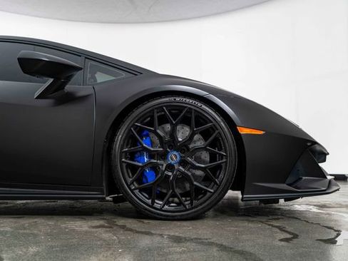 Used 2020 Lamborghini Huracan EVO image 11