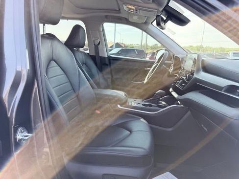 Used 2022 Toyota Highlander XLE FWD image 15