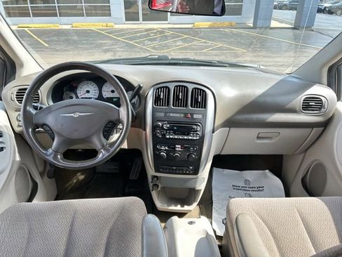 Used 2006 Chrysler Town & Country Touring image 20