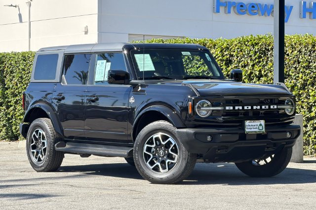 Used 2025 Ford Bronco Outer Banks AWD/4WD image 2