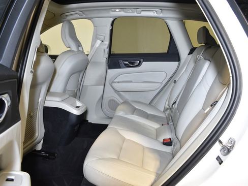 Used 2023 Volvo XC60 B5 Plus image 26