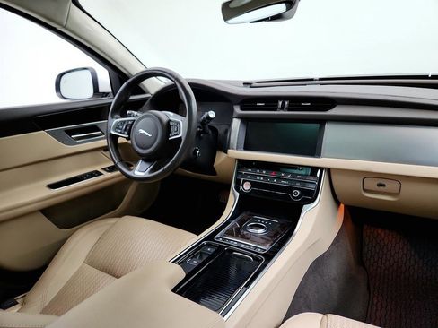 Used 2020 Jaguar XF Prestige AWD/4WD image 25